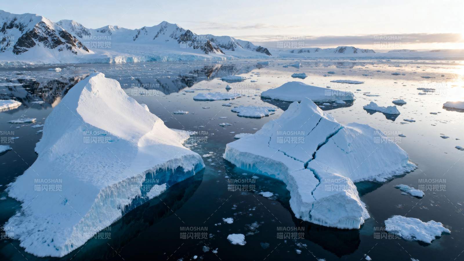 冰川漂浮于海面图片