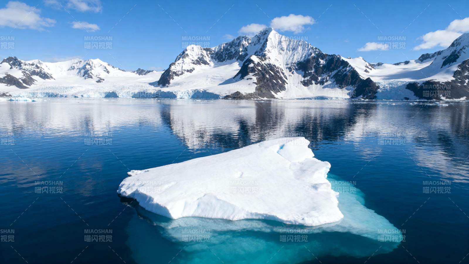 冰山静谧湖中图片