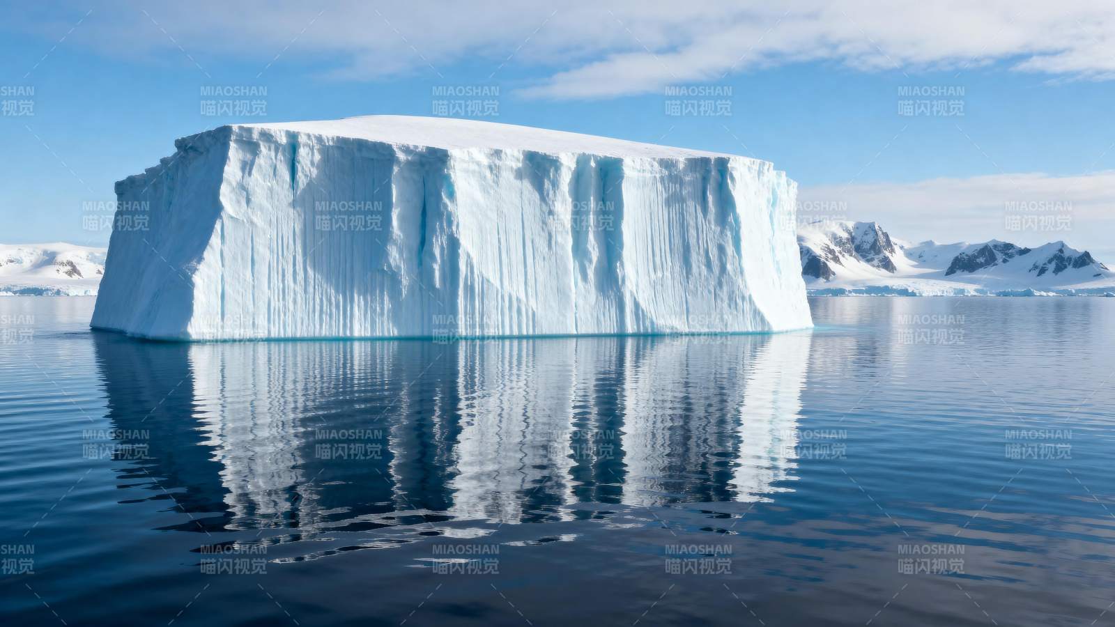 冰山倒影静谧湖图片