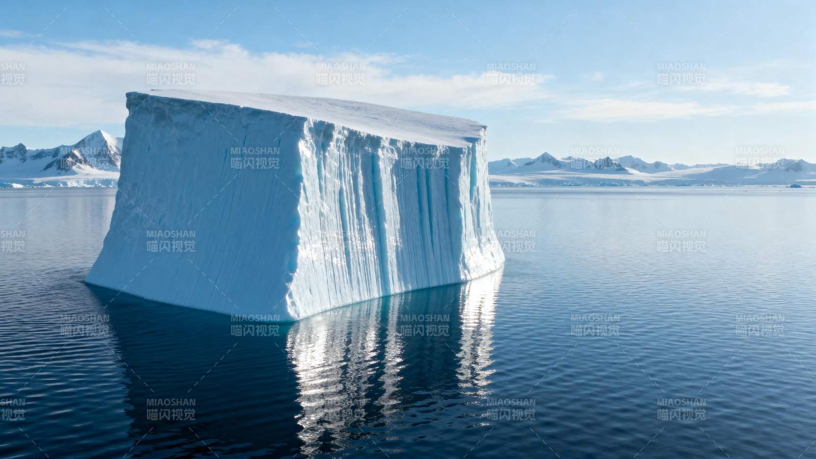 冰山静卧碧海中图片