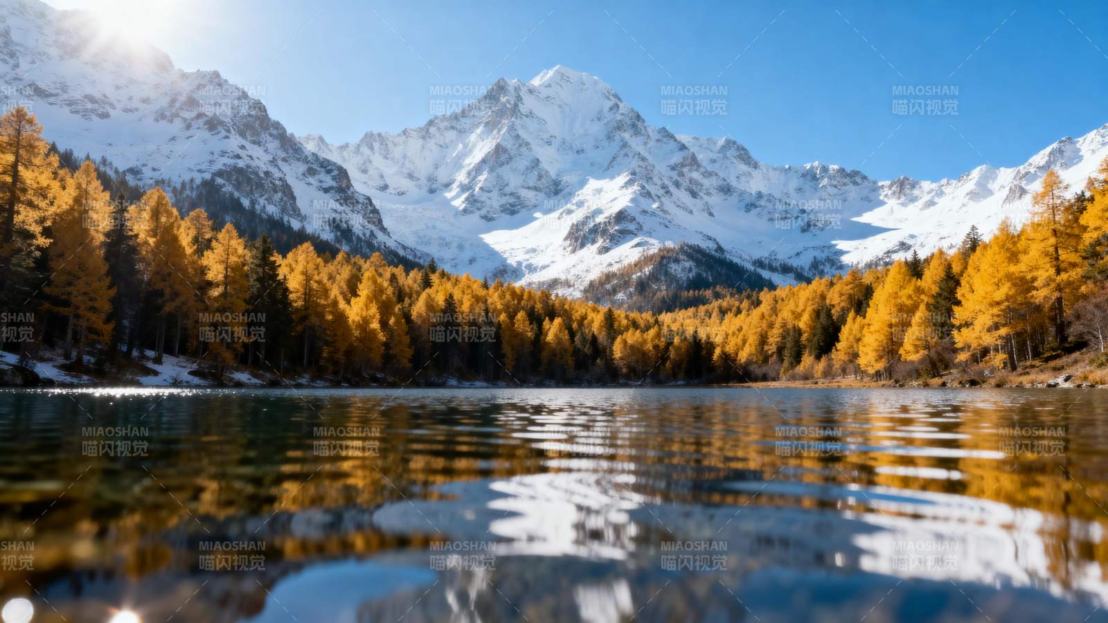 雪山秋湖美景图片