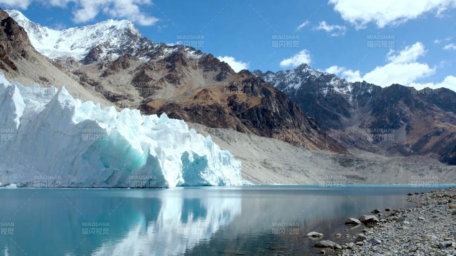 雪山冰湖倒影图片