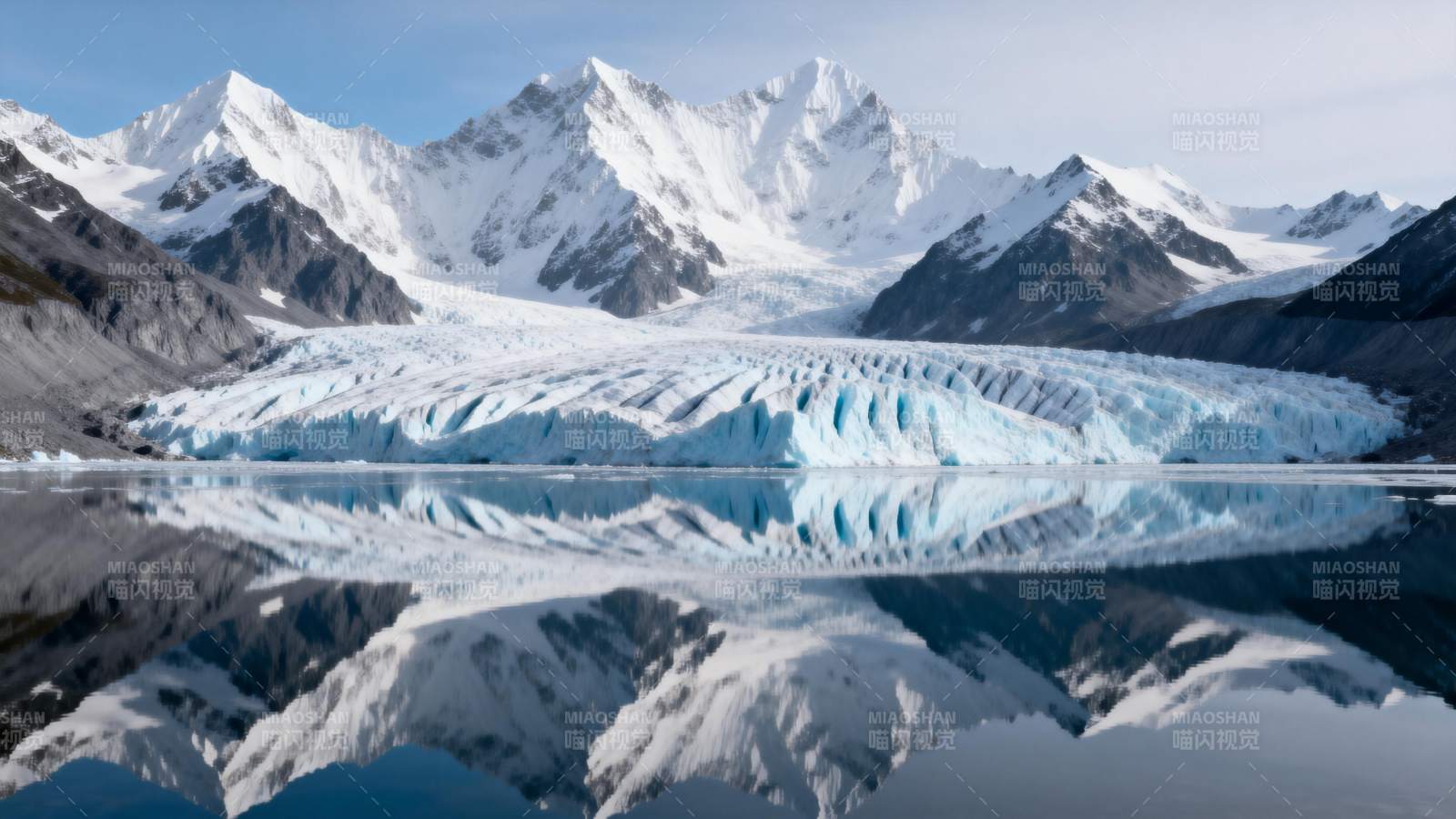 雪山冰川倒影图片