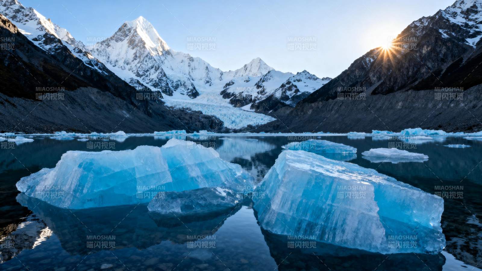 冰川湖畔雪山映照图片