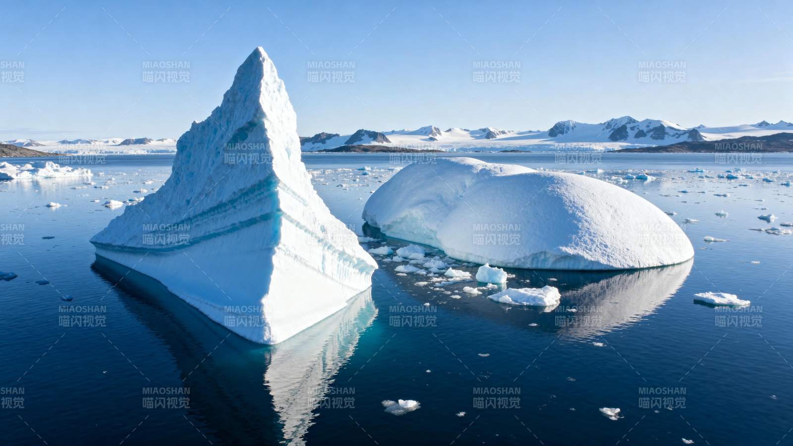 冰山倒影湖面图片