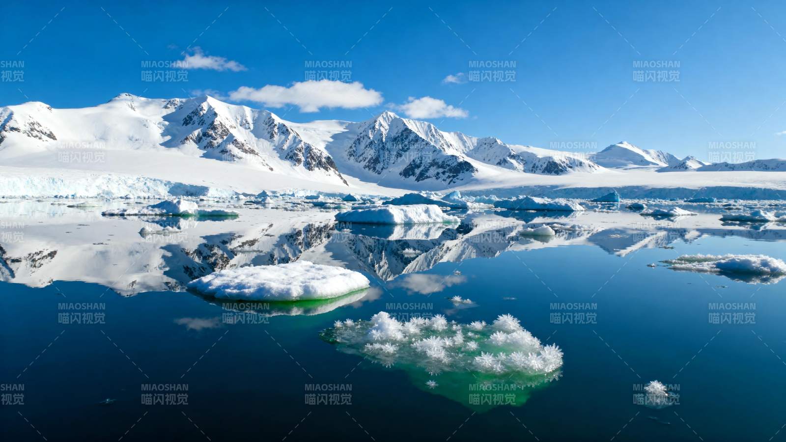 极地冰川倒影图片