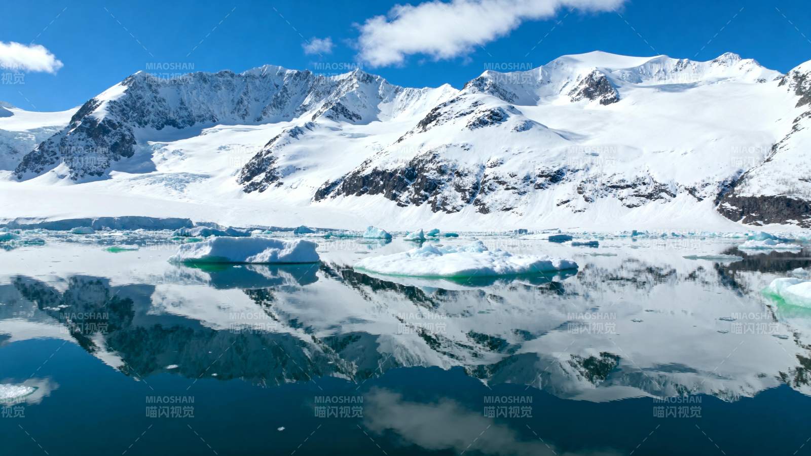 雪山倒影湖面图片