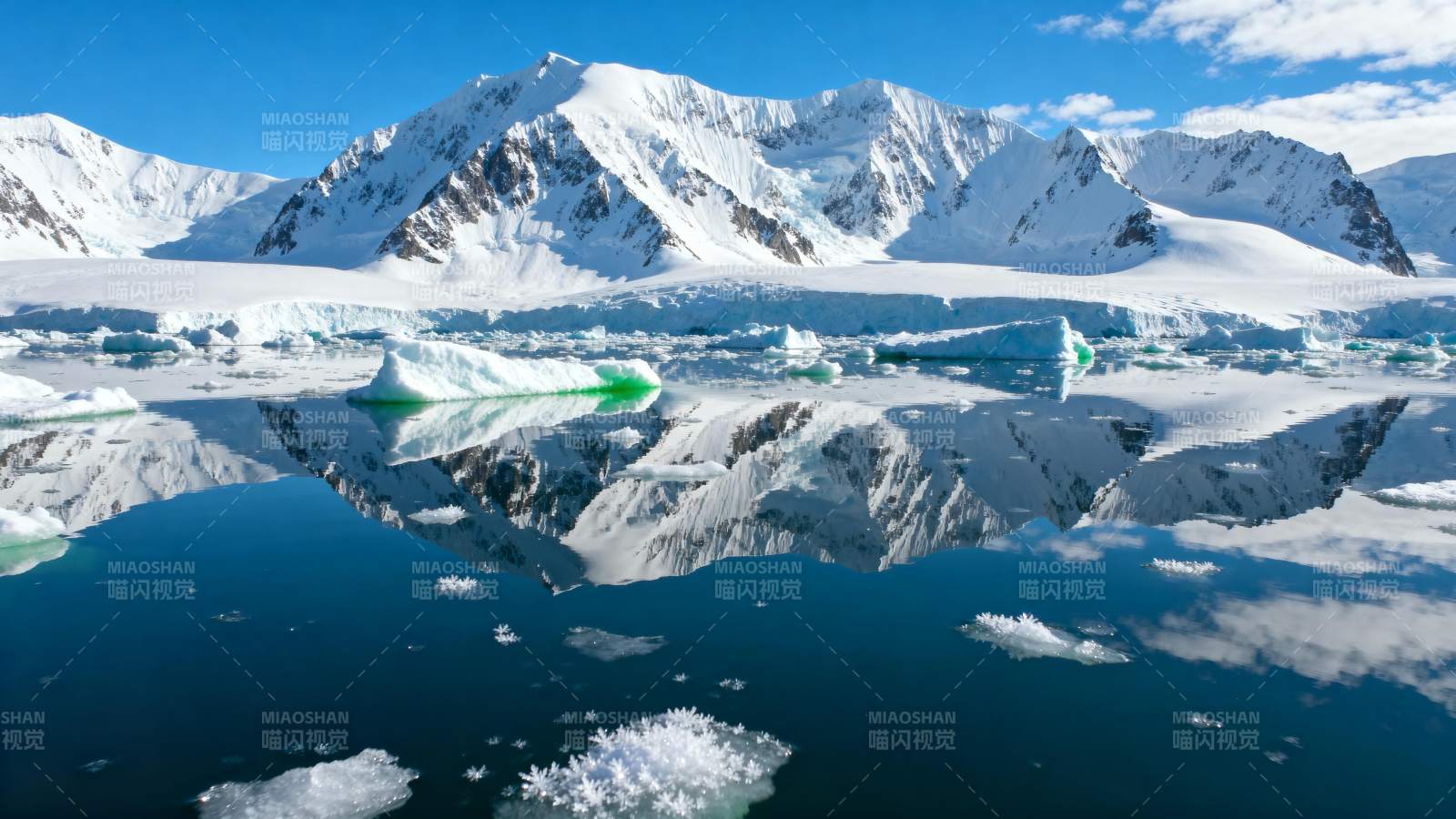 冰雪奇境 镜湖映山图片