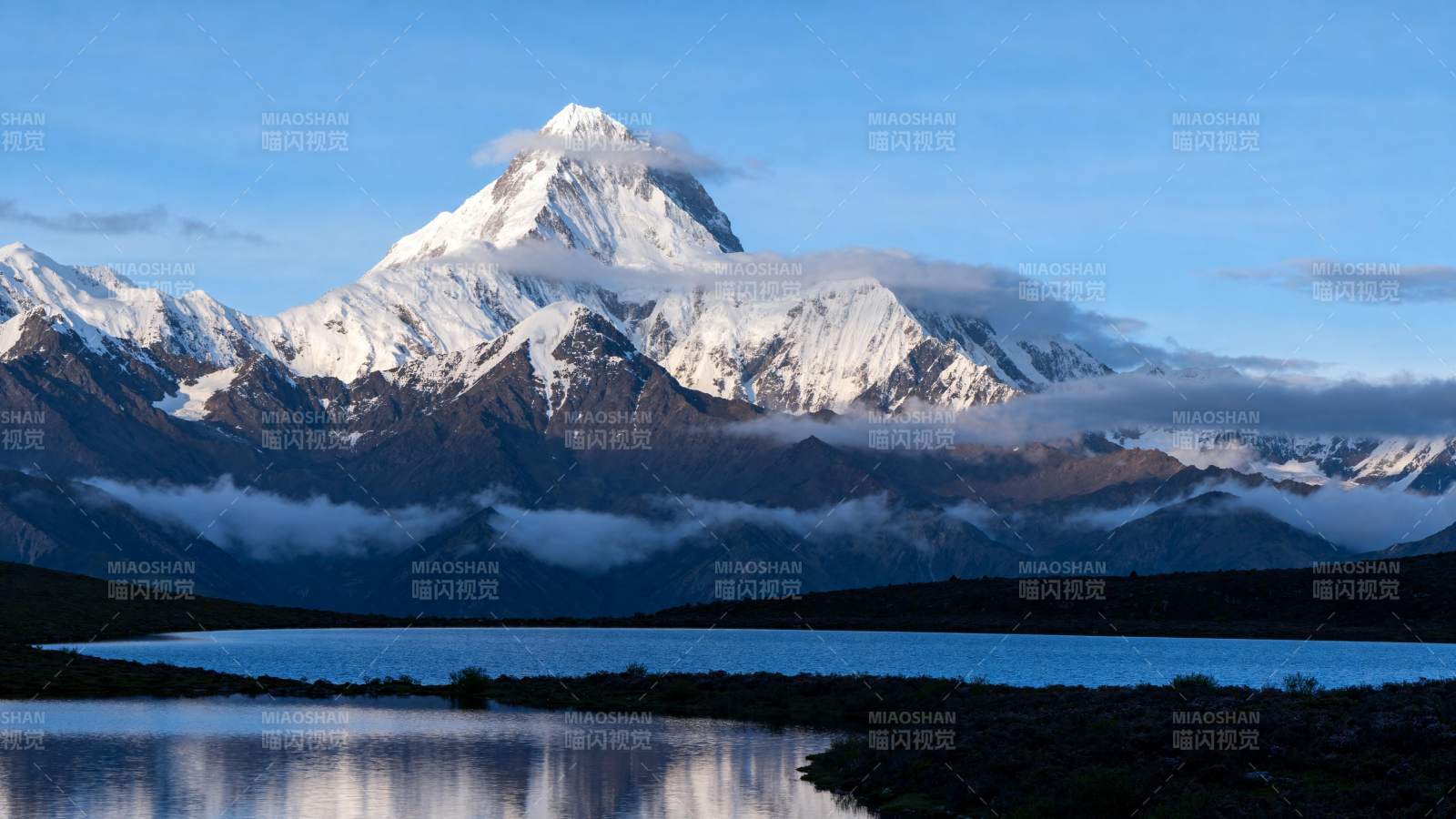 雪山倒映湖中图片
