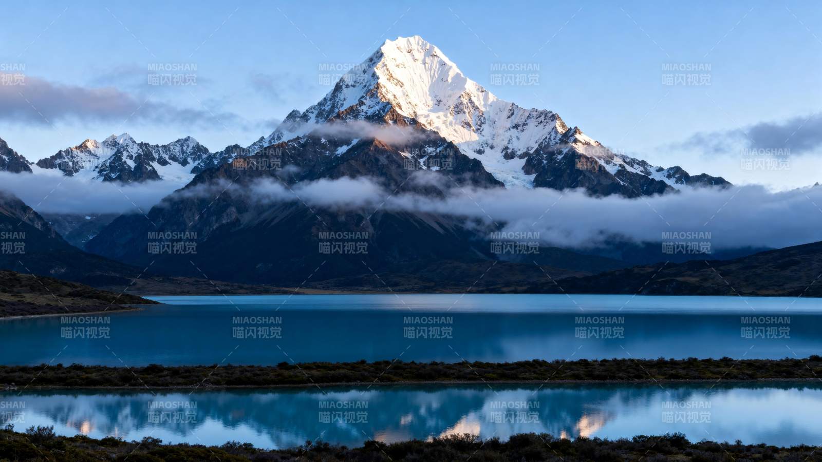 雪山映湖 静谧如画图片