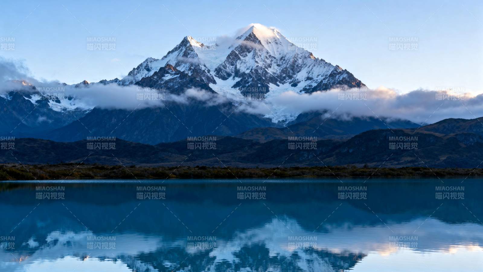 雪山倒影湖中图片