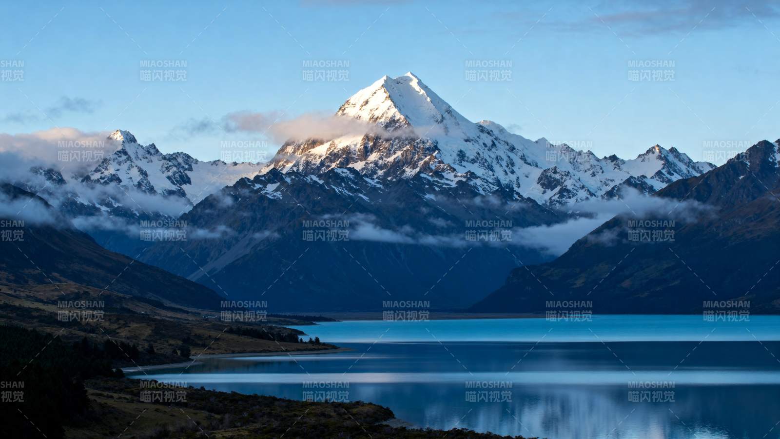 雪山映湖景图片