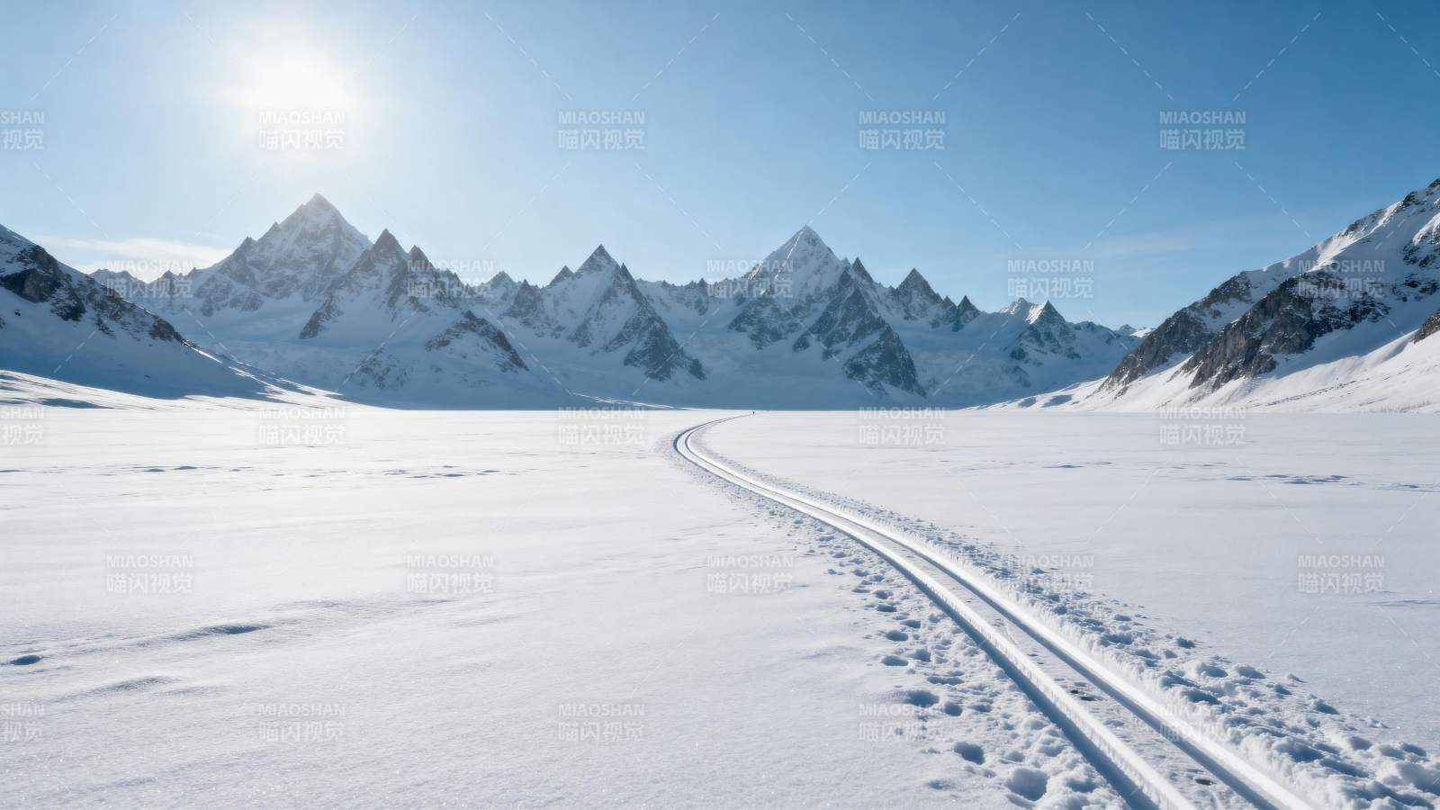 雪原上的足迹图片