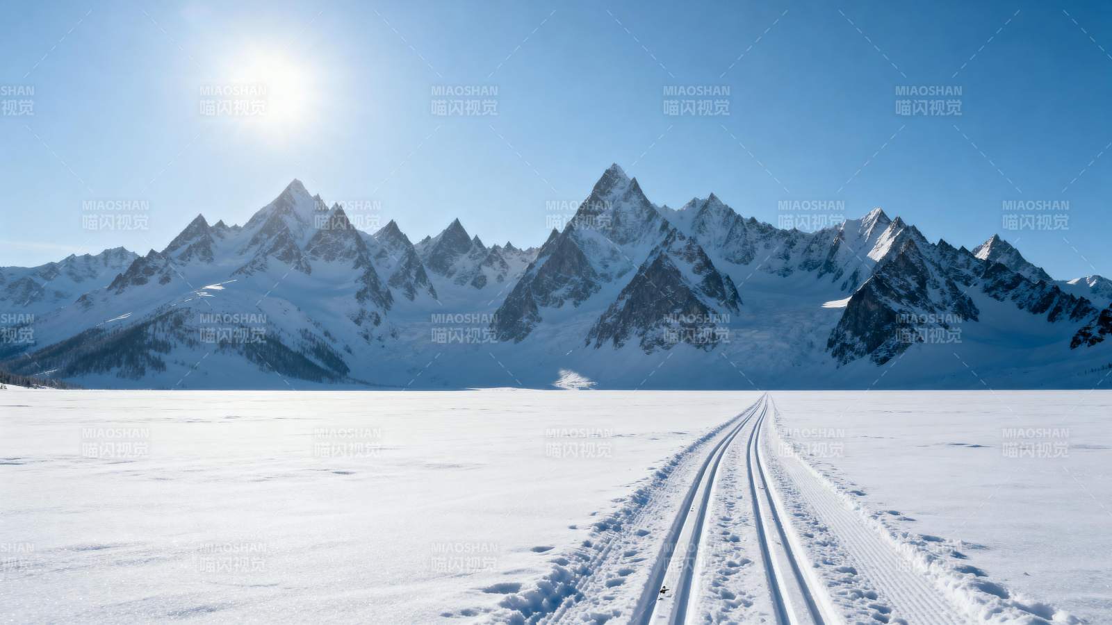 雪原上的足迹图片