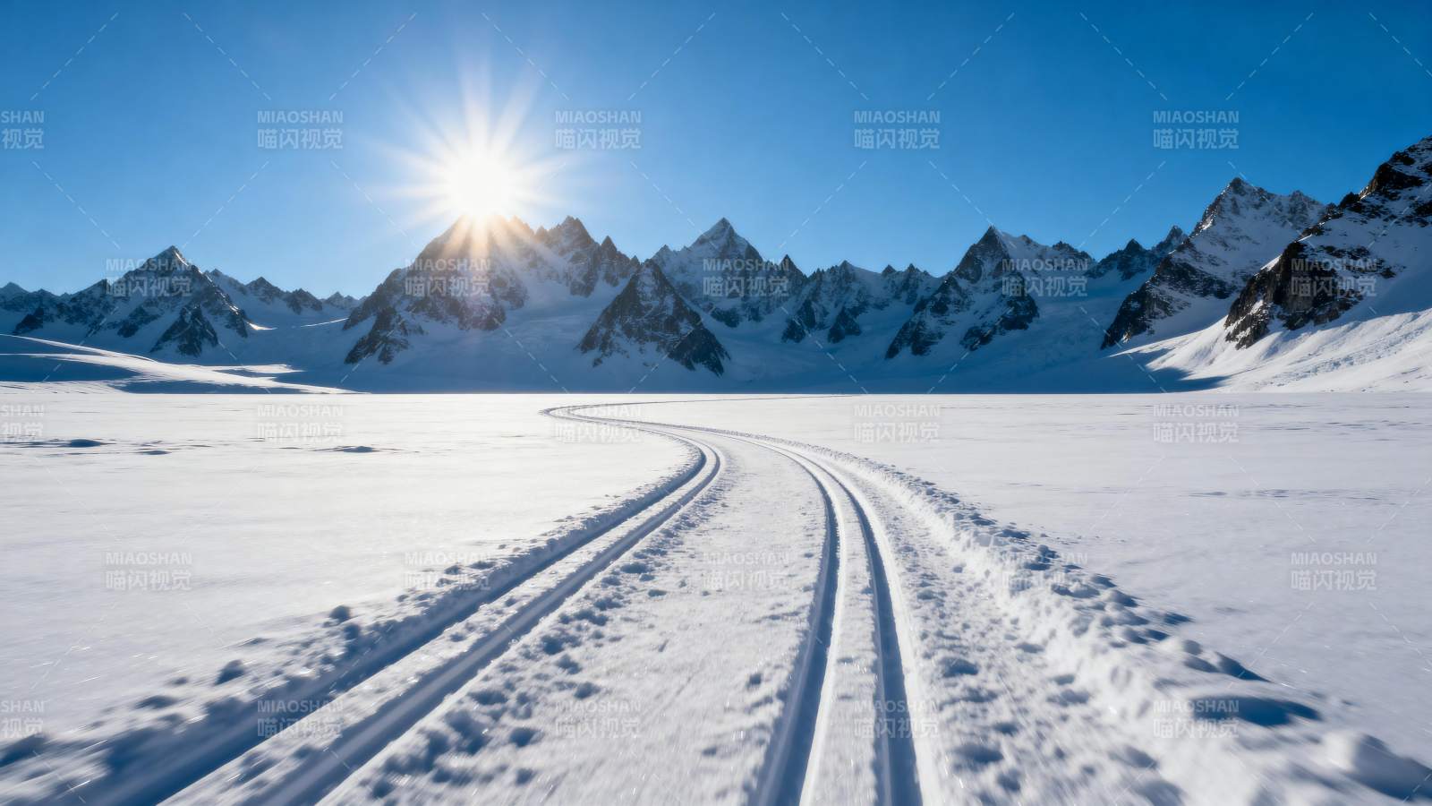 雪原上的滑雪道图片