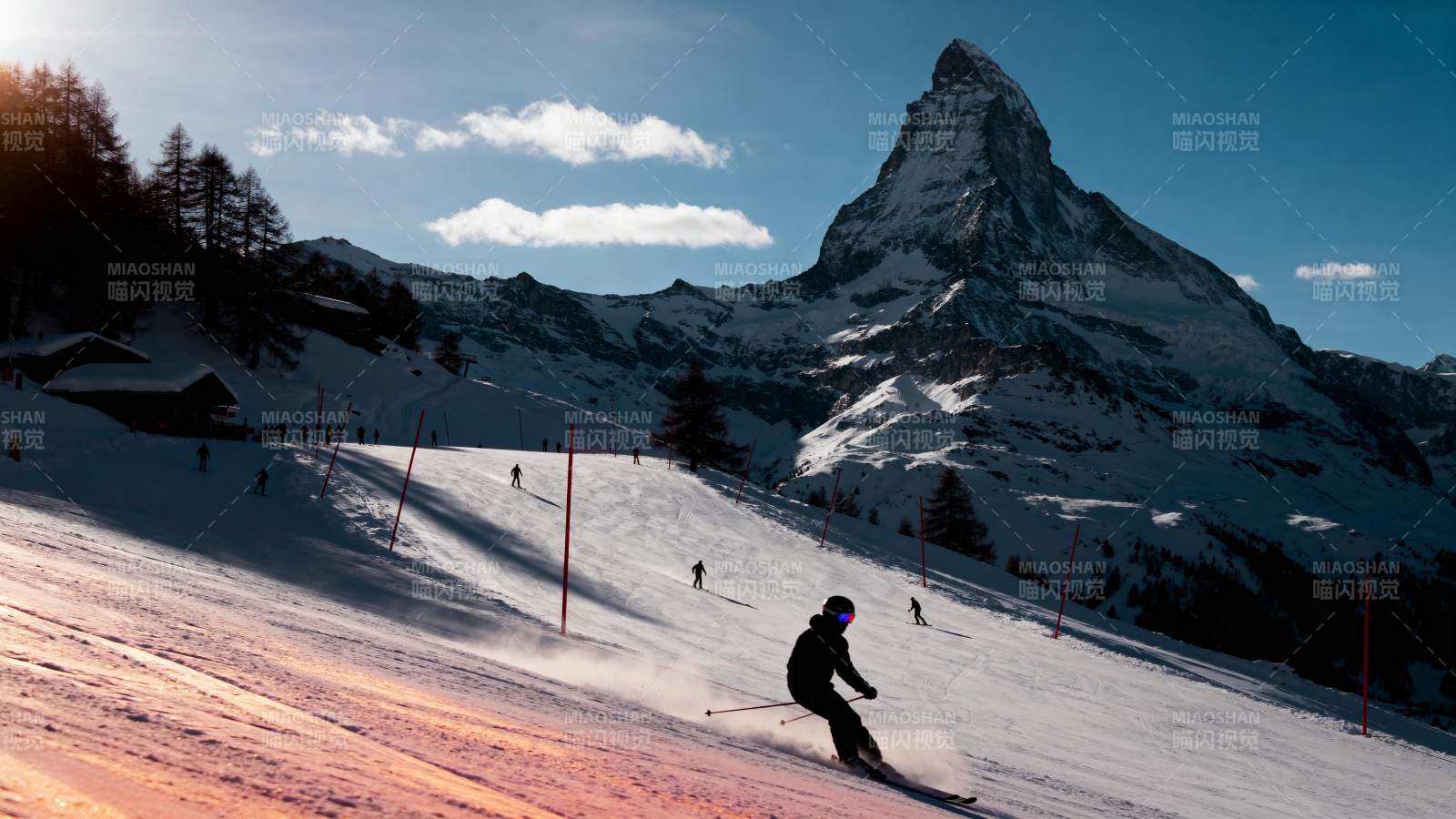 雪峰下的滑雪者图片