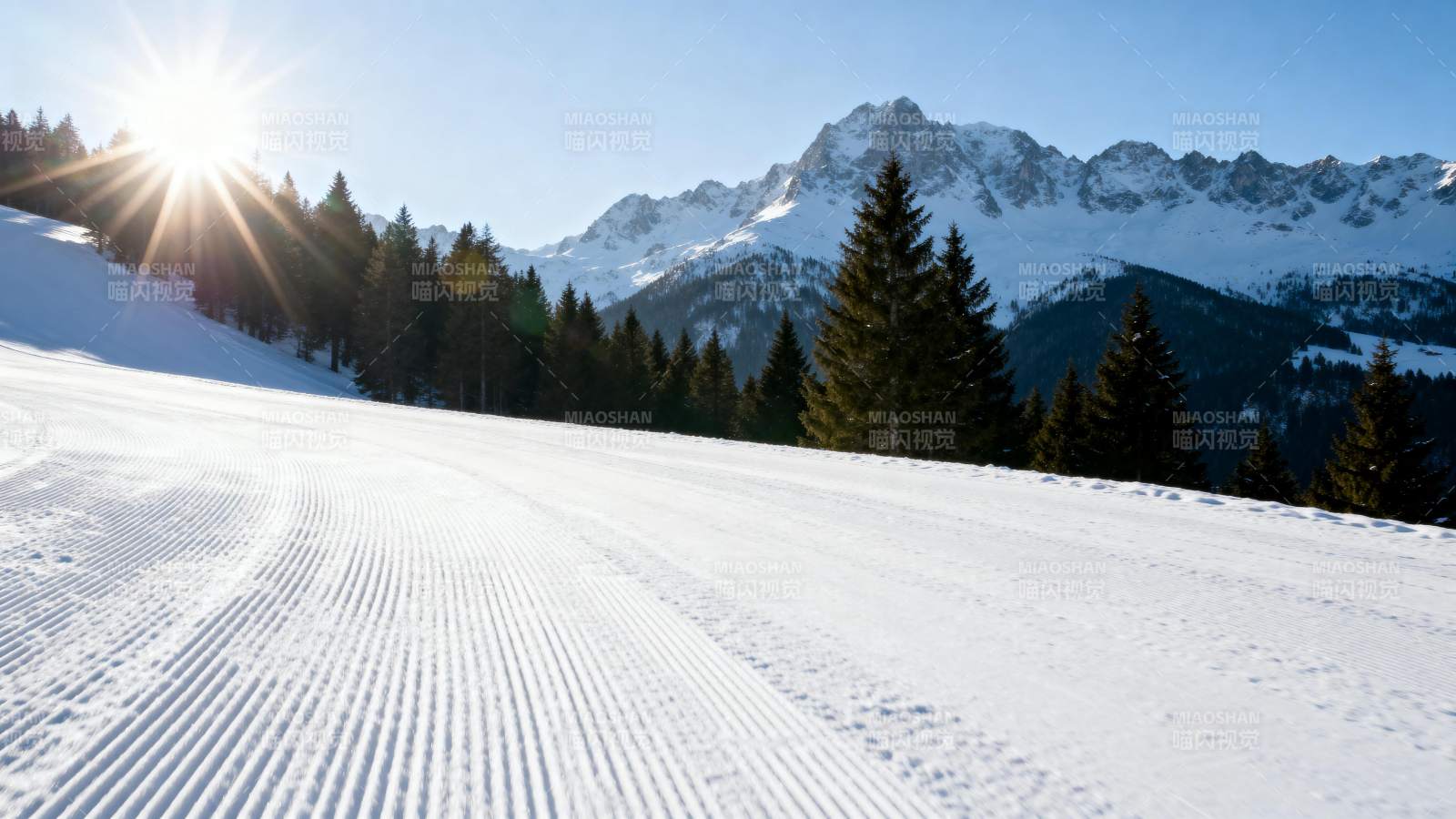 雪原晨光山影图片
