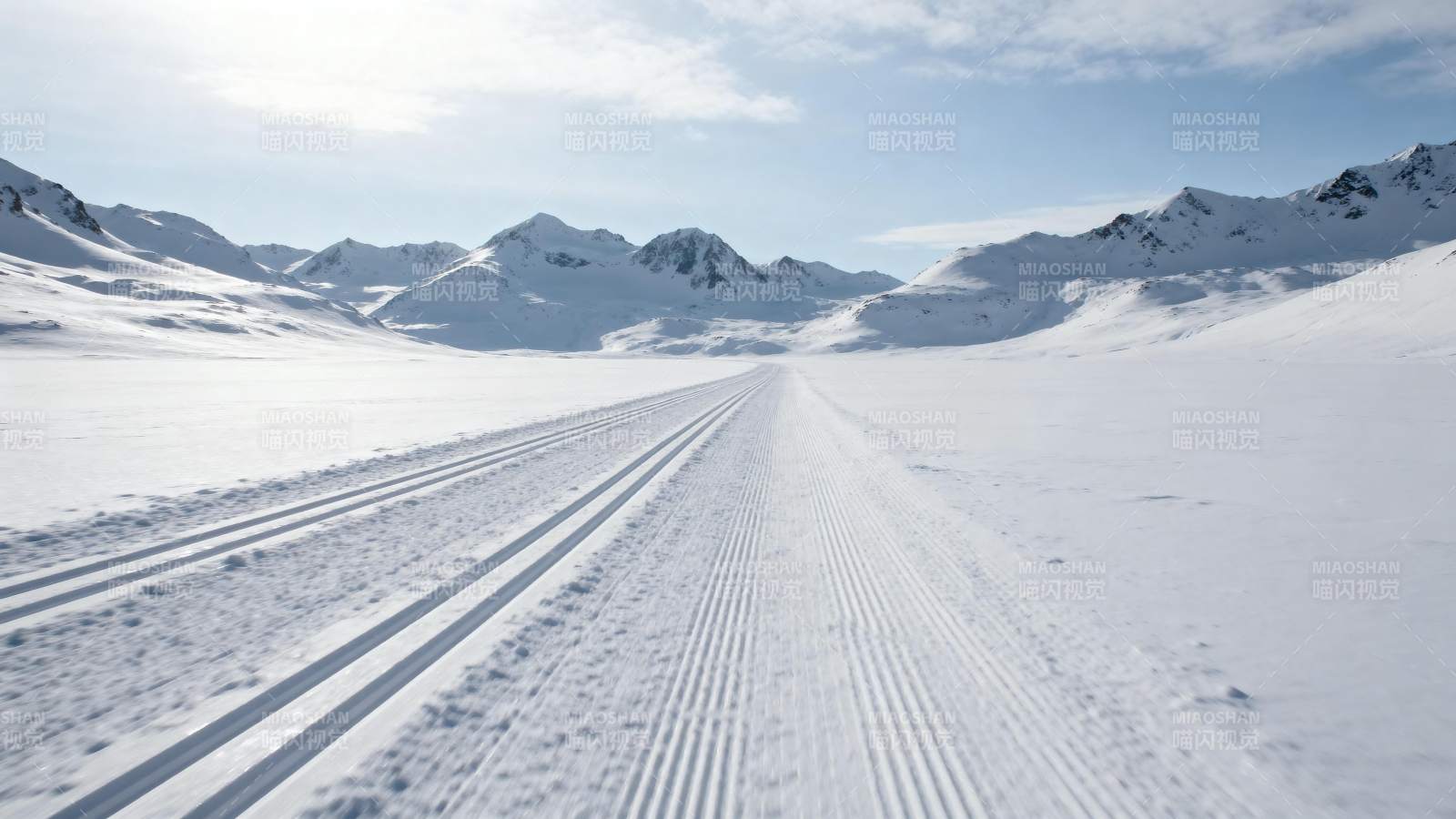 雪原上的滑雪道图片