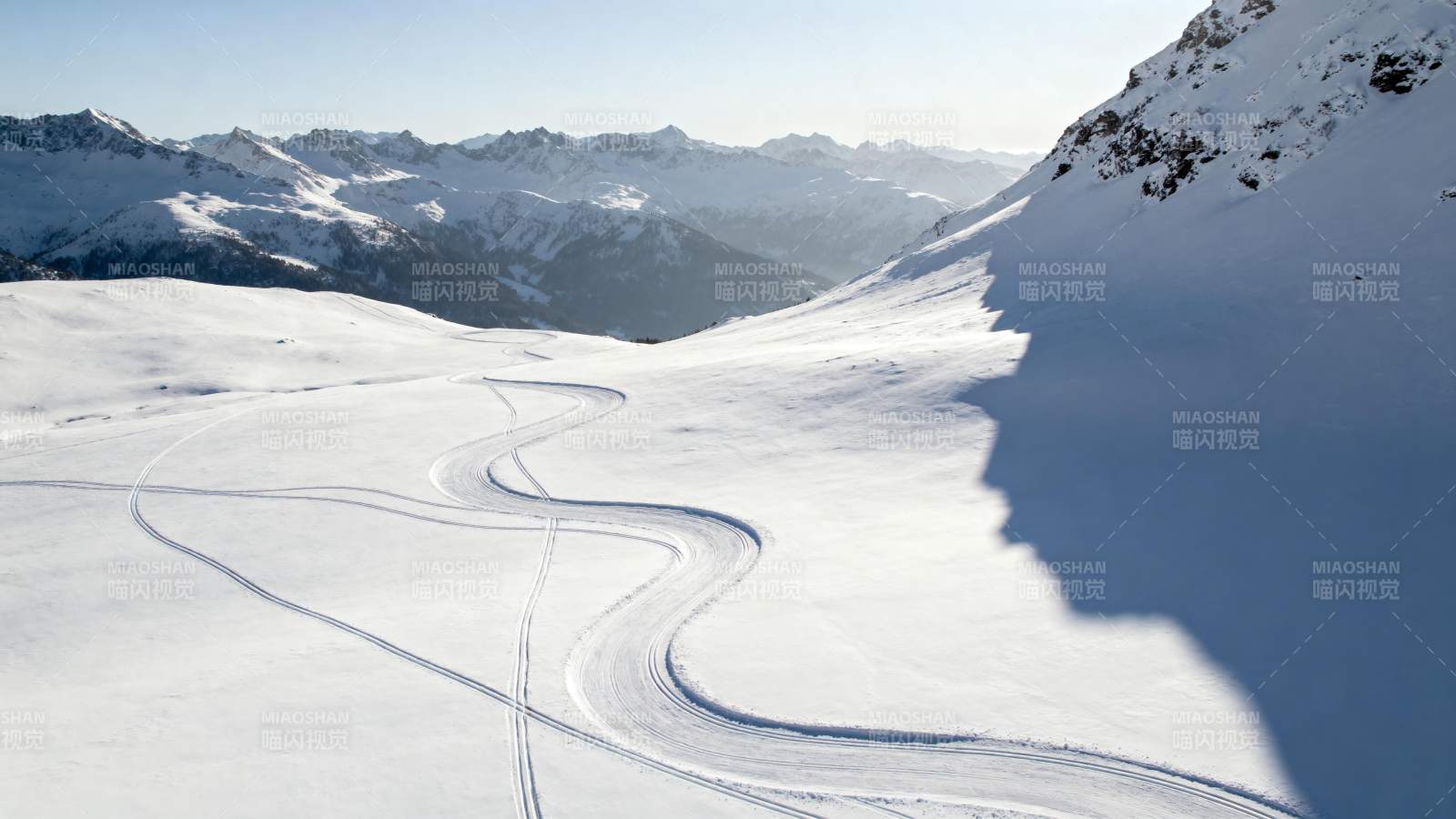 雪岭蜿蜒道图片