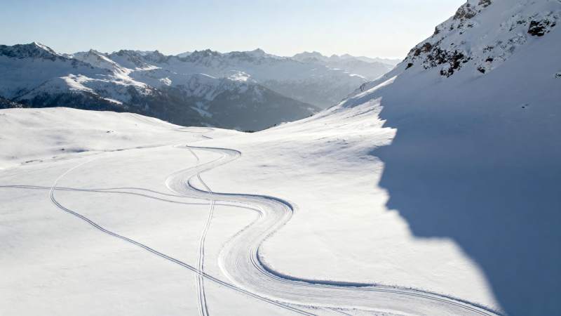 雪岭蜿蜒道图片