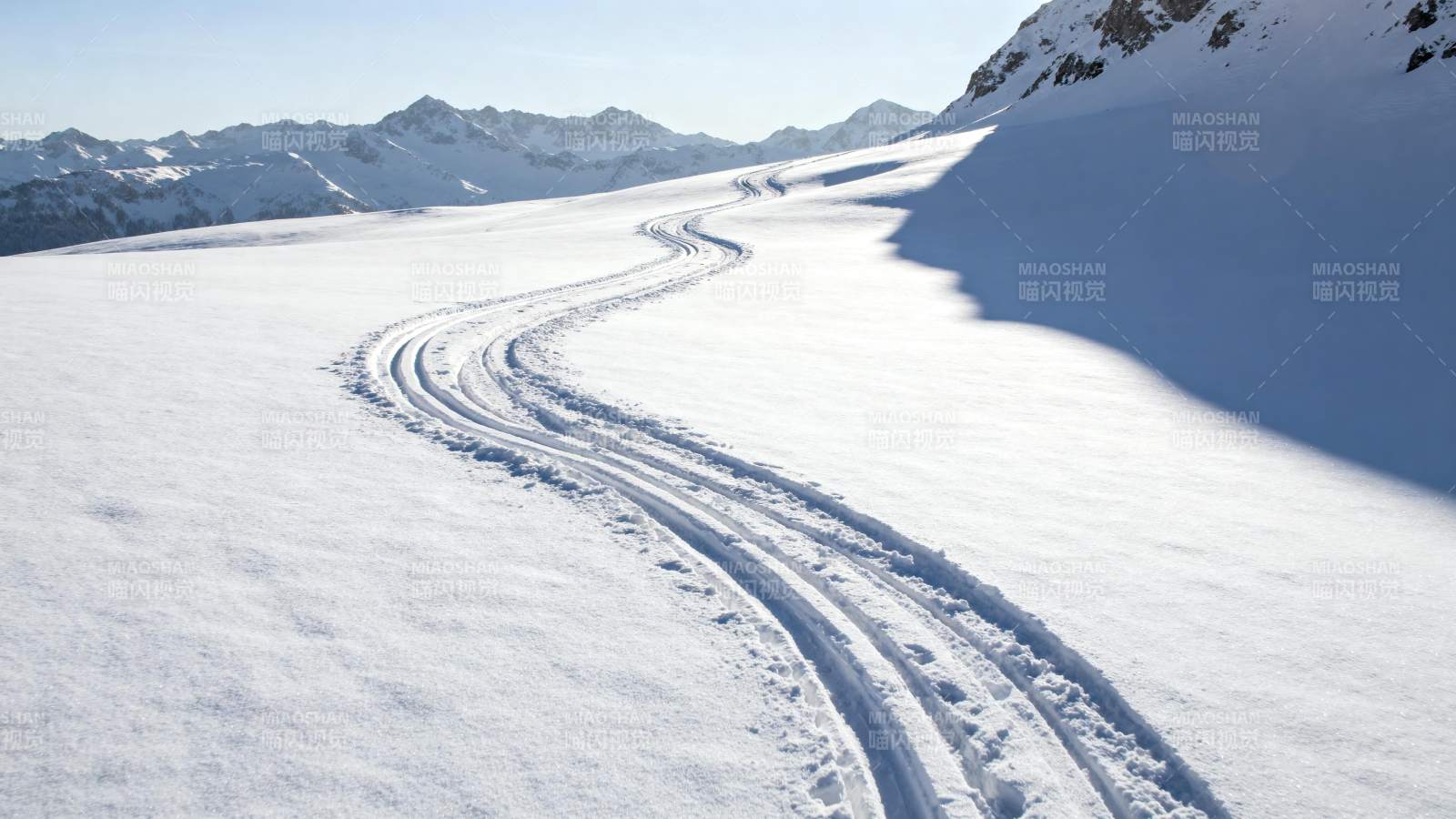 雪原上的蜿蜒轨迹图片