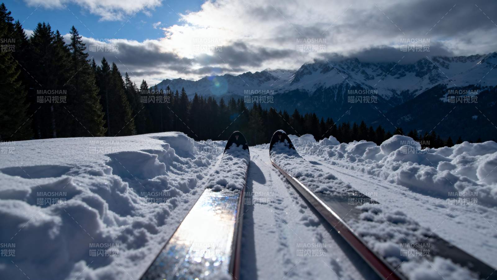 雪道上的滑雪之旅图片