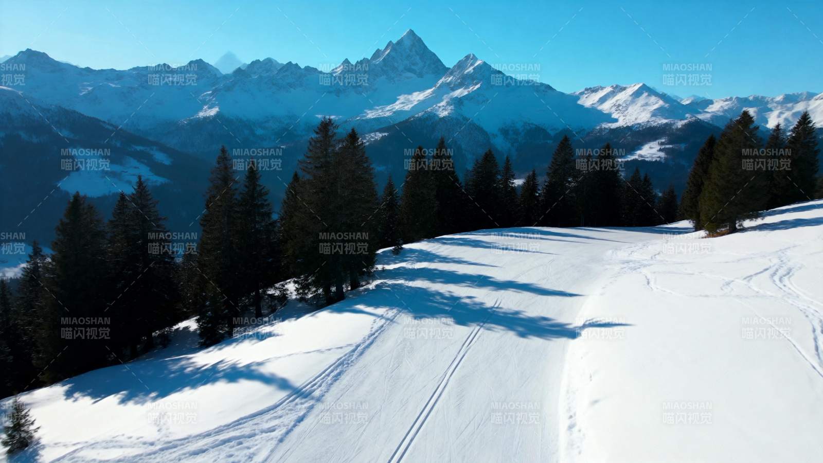 雪山滑雪道图片