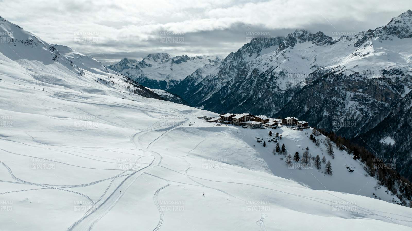 雪山滑雪胜地图片
