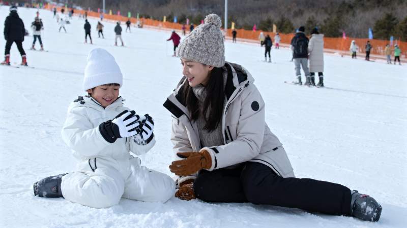 雪地母女温馨时光图片
