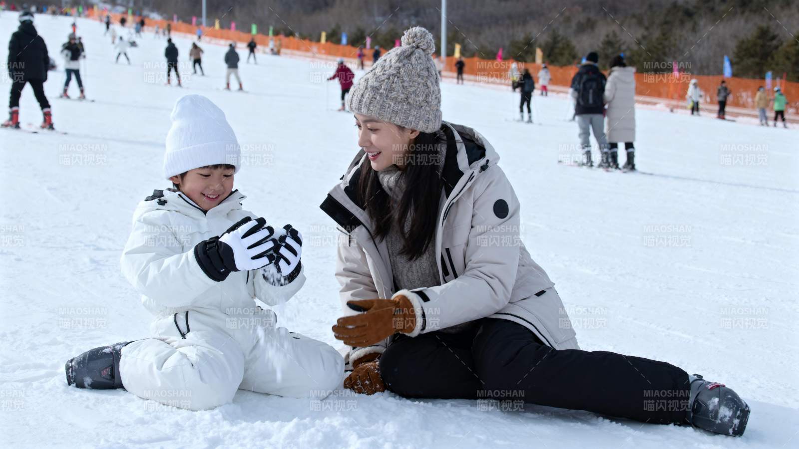 雪地母女温馨时光图片