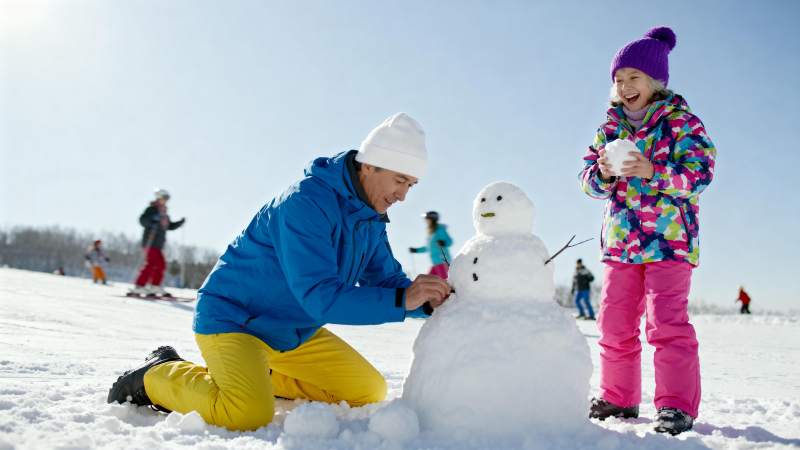 雪地堆雪人图片
