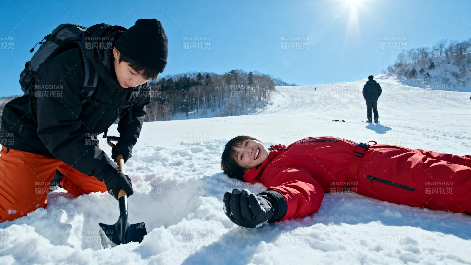 雪地嬉戏 欢乐无限图片