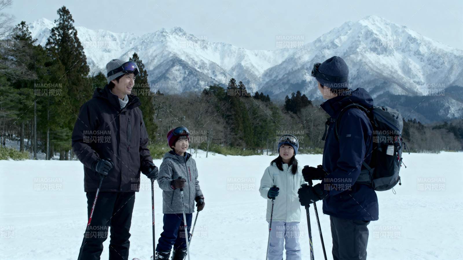雪地家庭滑雪乐图片