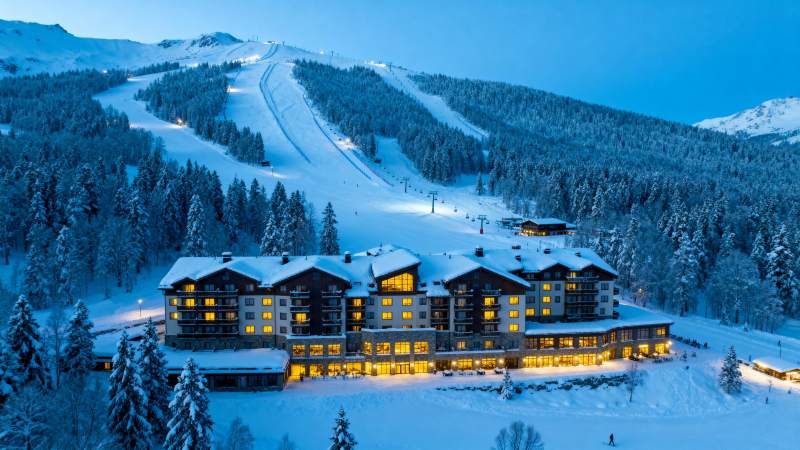 雪夜滑雪度假村图片