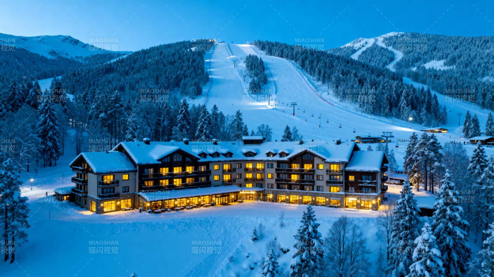 雪夜山间度假村图片