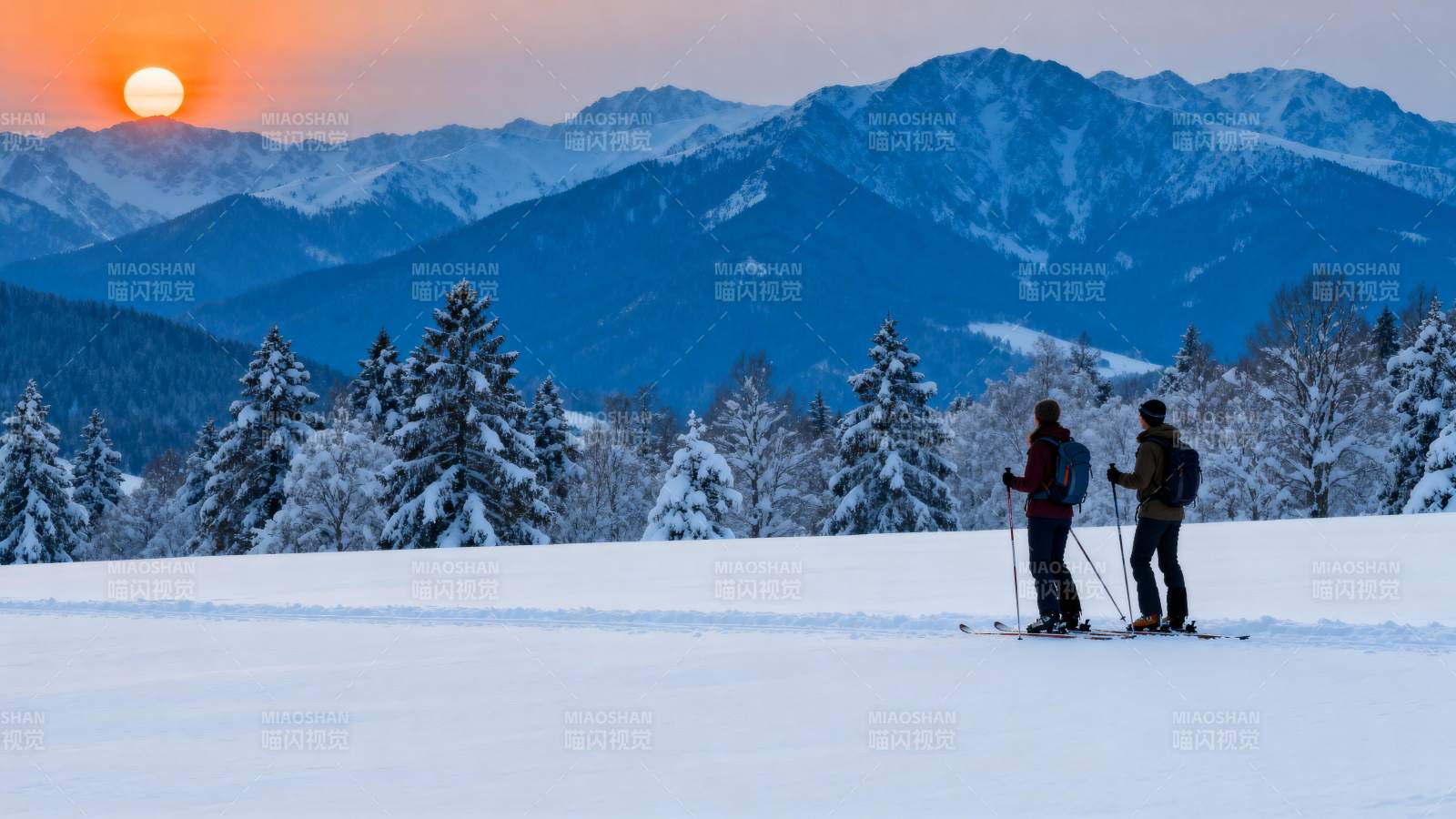 雪原日落滑雪行图片