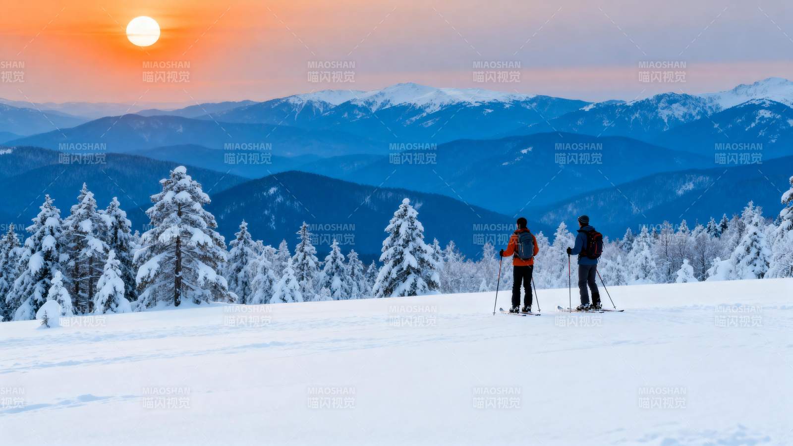 雪原日落滑雪人图片