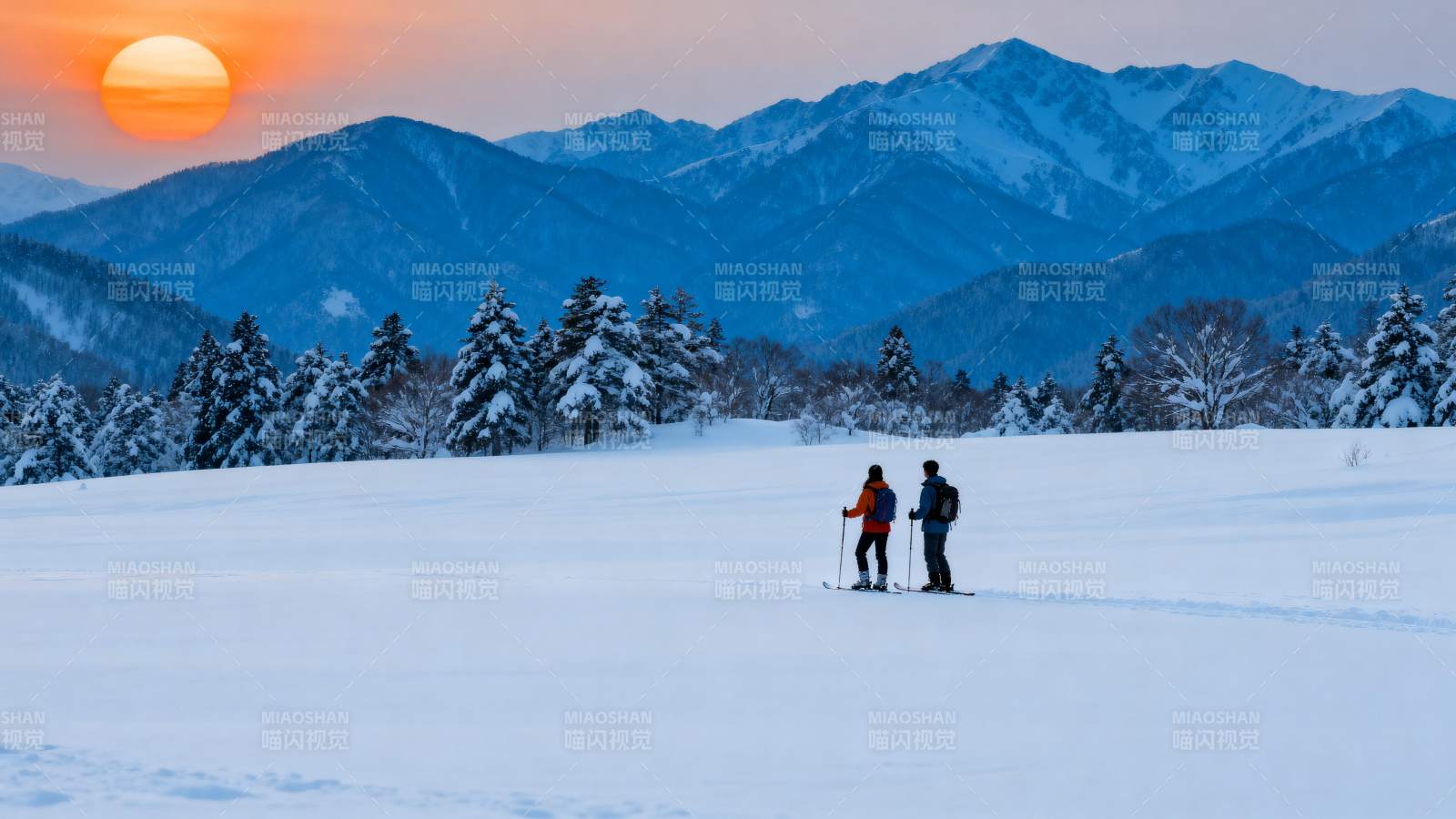 雪原日落滑雪人图片