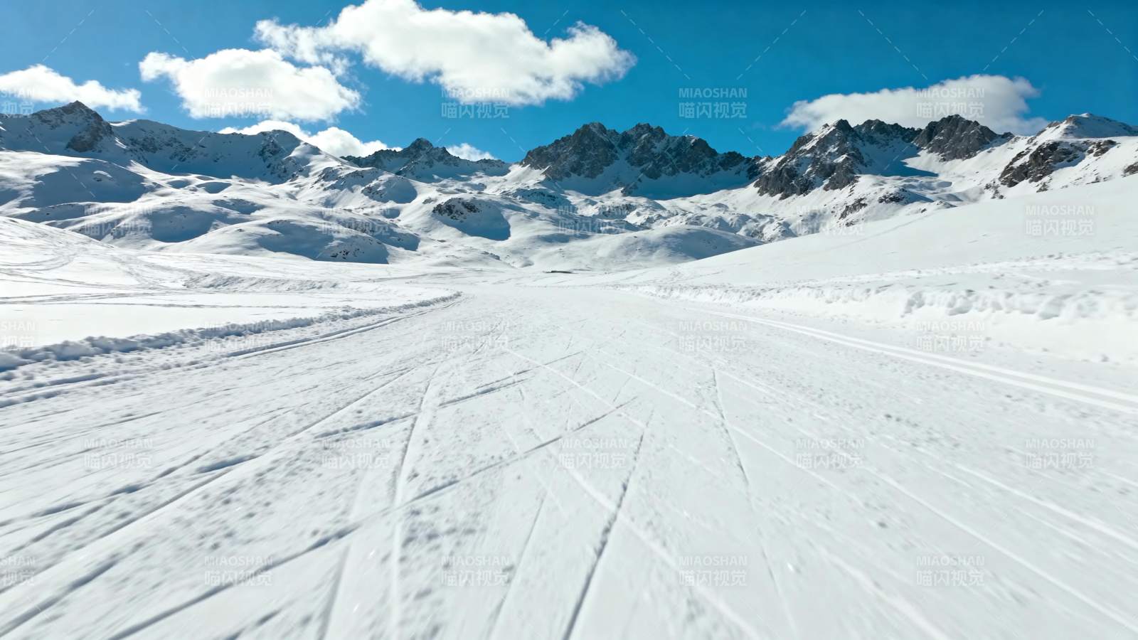 雪域高山滑雪道图片