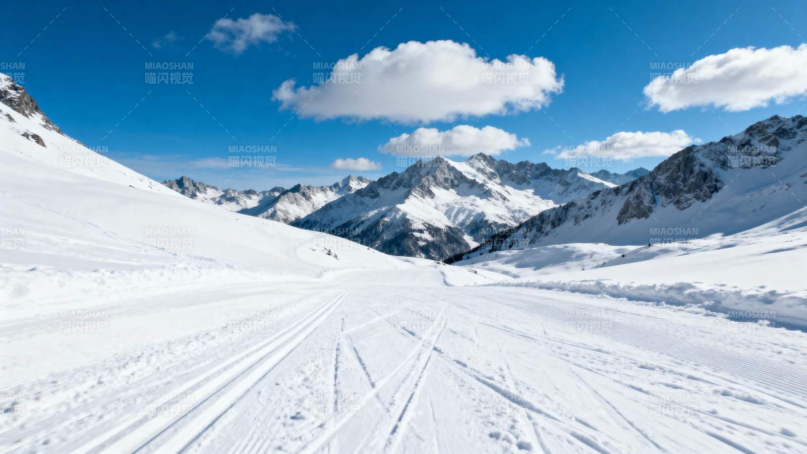 雪山滑雪道图片