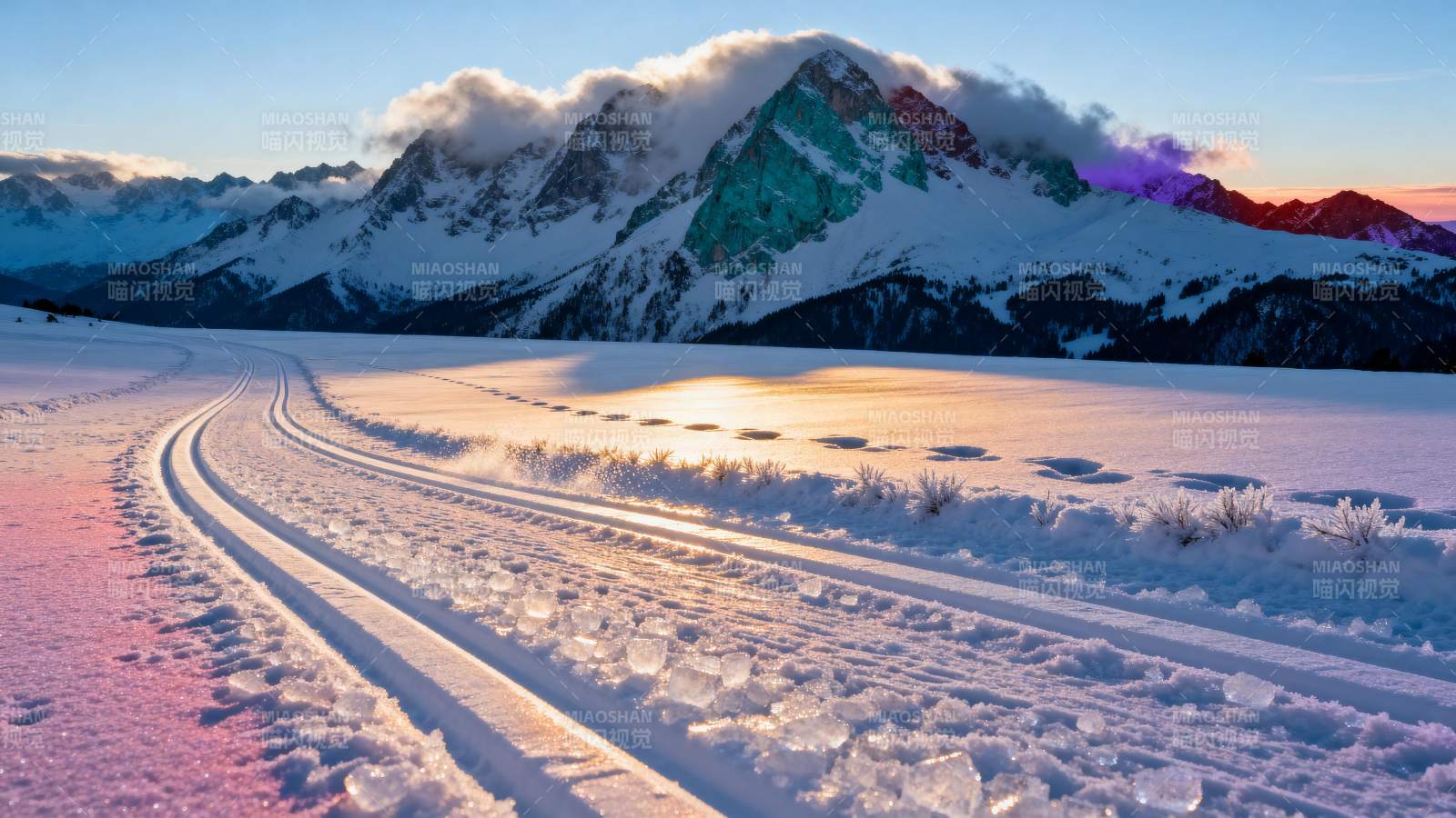 雪域晨光 山峦静谧图片