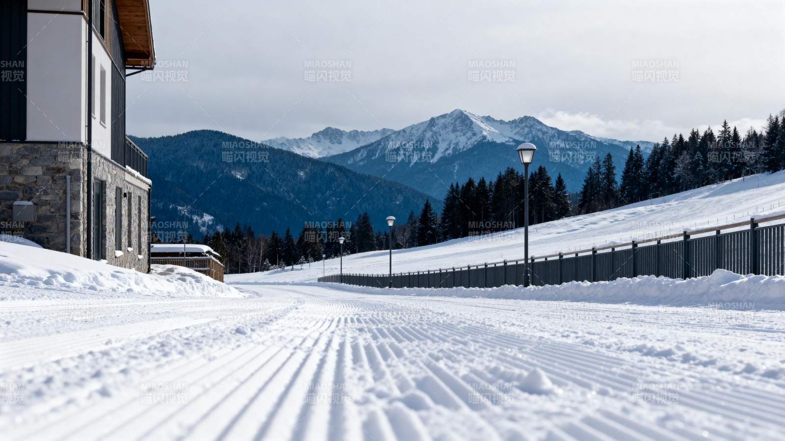 雪道蜿蜒入山林图片