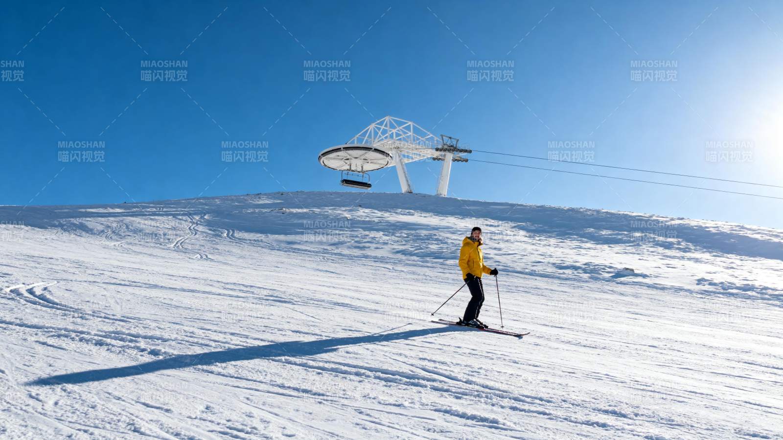 雪地滑雪 缆车相伴图片