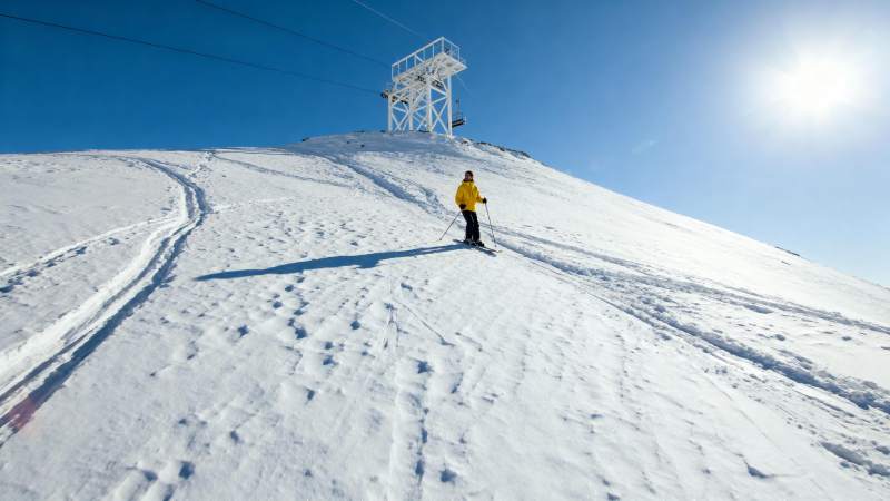 雪坡滑雪者图片
