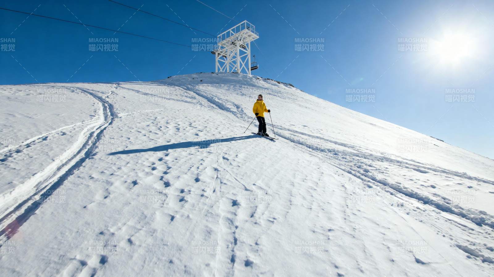 雪坡滑雪者图片