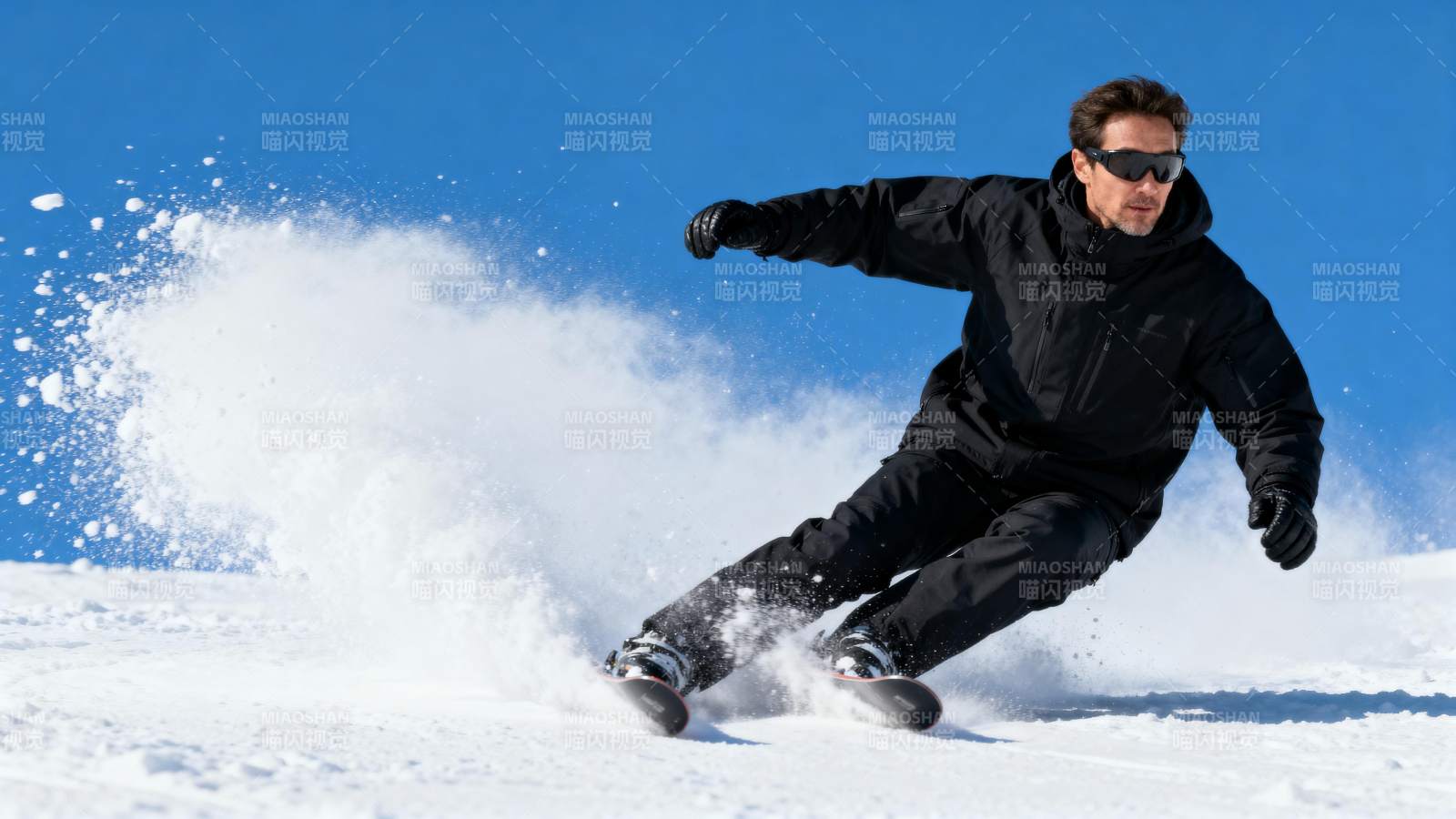 滑雪者在雪中疾驰图片