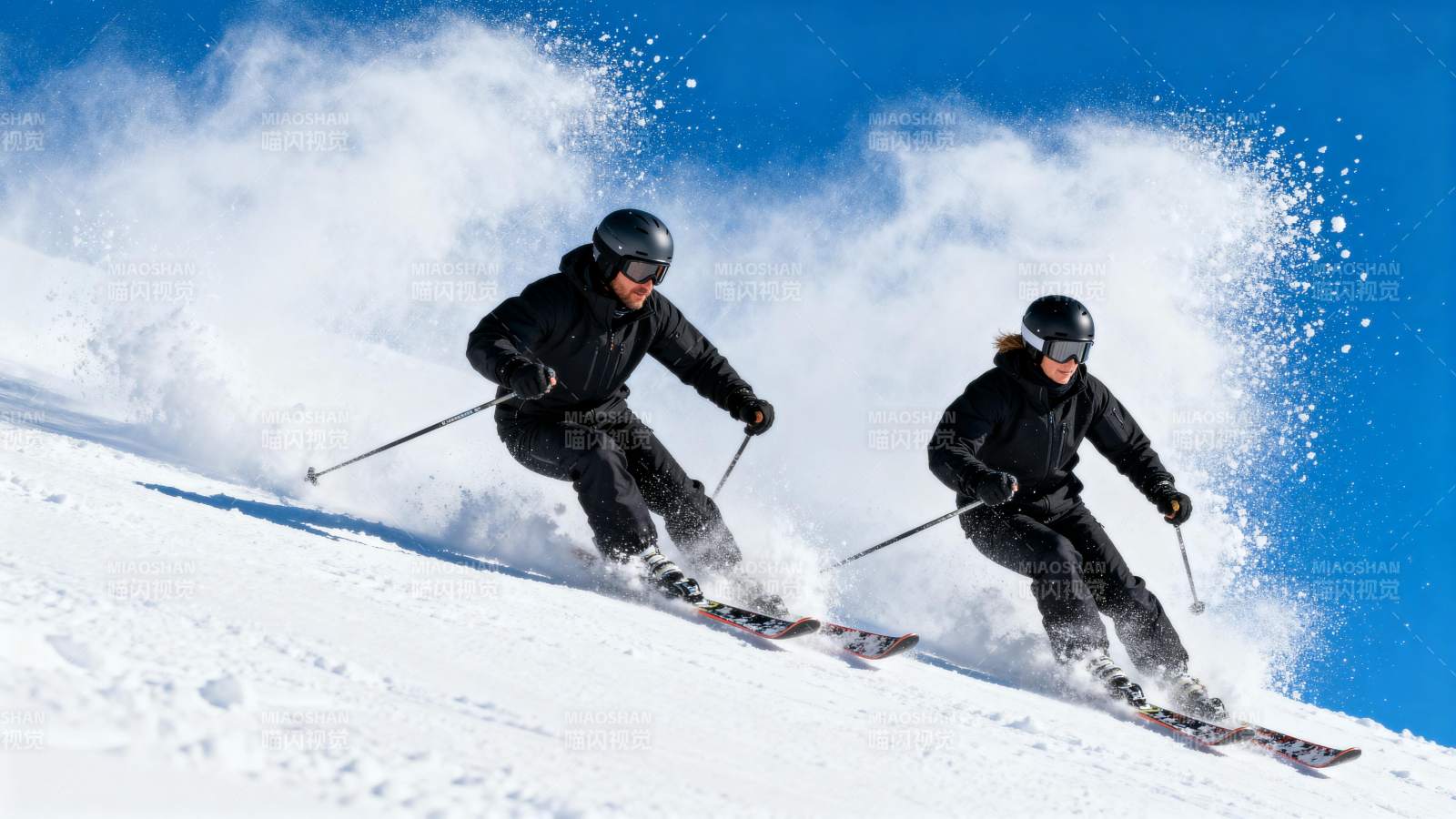 双人滑雪疾驰雪坡图片