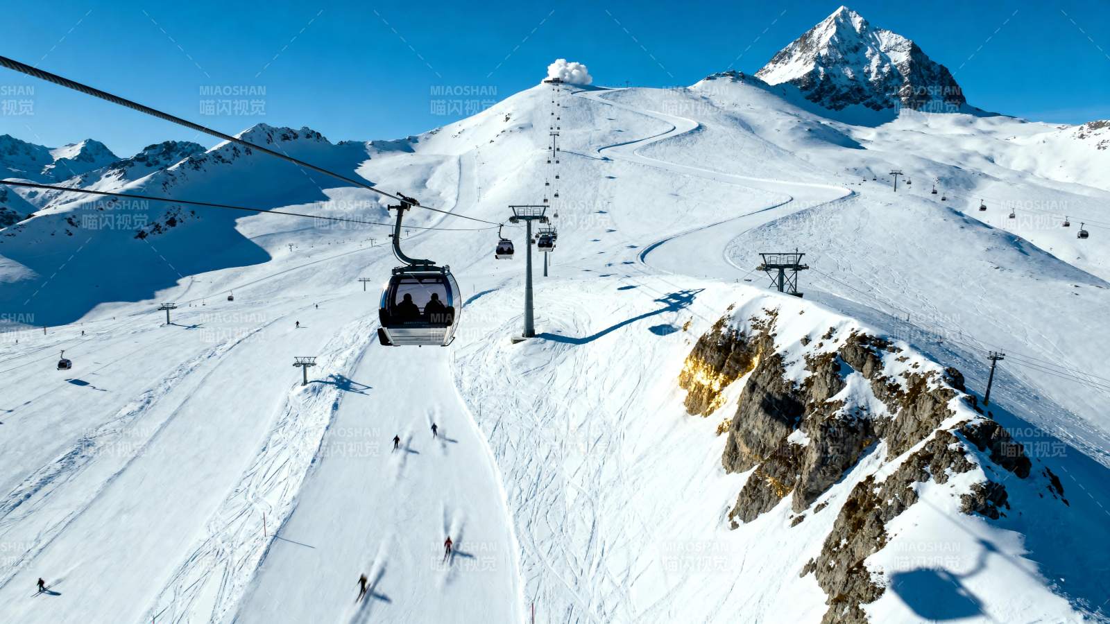雪山缆车滑雪胜景图片