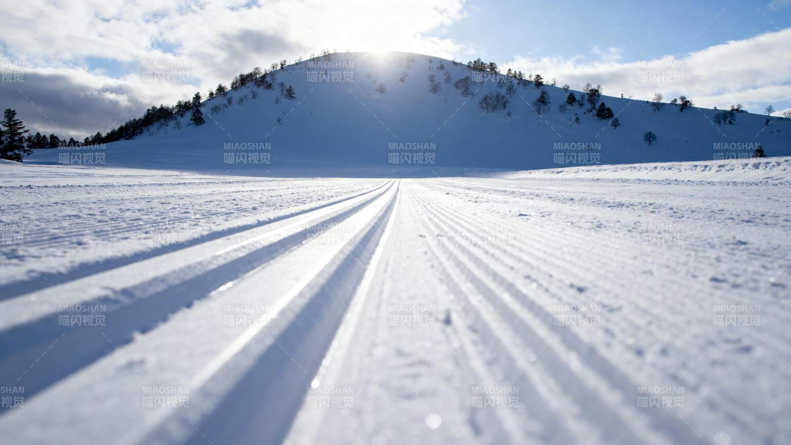 雪道延伸向远方图片