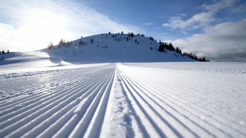 雪道延伸向远方图片